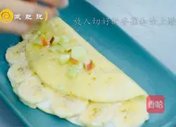 Illustration of how to make banana crepe 10
