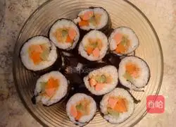 Illustration of how to make salad meat floss sushi rolls 11