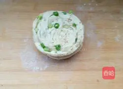 Illustration of how to make hand-caught green onion pancakes 4