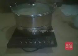 Illustration of how to make whitening and nourishing almond lotus leaf cake 3