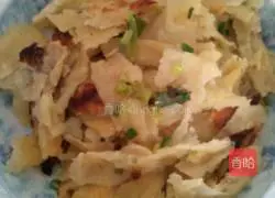 Illustration of how to make fried onion and green pepper pancakes 1