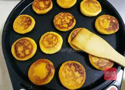 Illustration of how to make pumpkin cake (electric pancake version) 13