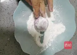 Illustration of how to make glutinous rice cakes with purple sweet potato and bean paste 16