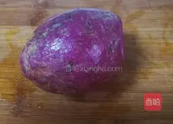 Illustration of how to make black sesame and purple sweet potato cakes 1