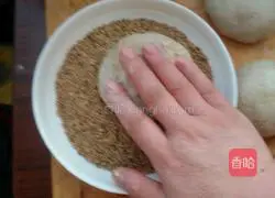 Illustration of how to make beef sesame cakes 11