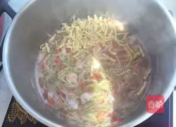 Illustration of how to make shrimp egg pancake noodles 9