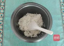 Illustration of how to make meat floss, banana and cucumber sushi 4