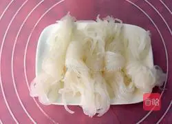 Illustration of how to make konjac black sesame sushi 1