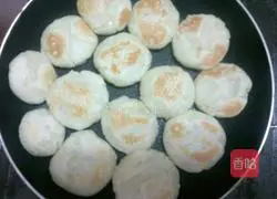 Illustration of how to make white potato pancakes 3