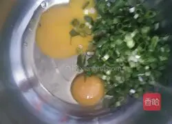 Illustration of how to make green onion and egg pancakes 1