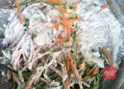 Illustration of how to make fragrant cucumber egg pancake 3