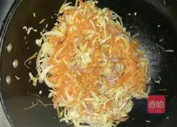 Illustration of how to make fried pancakes with three shreds 3