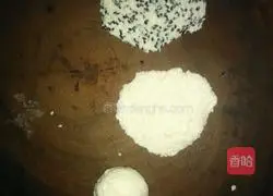 Illustration of how to make apple glutinous rice and black sesame cakes with electric baking pan 3