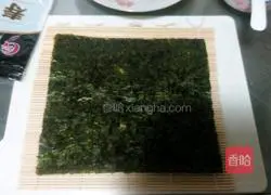 Illustration of how to make tomato, caviar and purple rice sushi 5