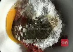 Illustration of how to make walnut-fried black pepper beef patties 4