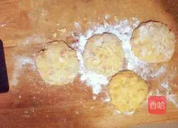 Illustration of how to make pan-fried potato pancakes 8