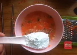 Illustration of how to make carrot and egg pancakes 3
