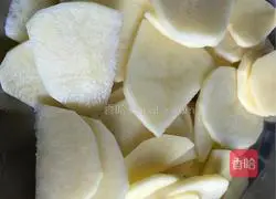 Illustration of how to make crispy potato pancakes 1