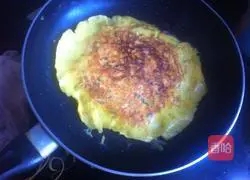 Illustration of how to make carrot and egg pancakes 7