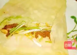 Illustration of how to make shredded pork burritos with Beijing sauce 13