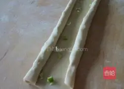 Illustration of how to make green onion hand cakes 6