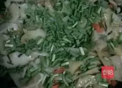 Illustration of how to make fried egg pancakes 9