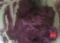 Illustration of how to make pumpkin cake (purple potato filling) 1