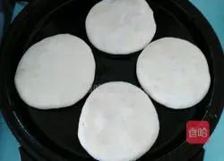 Illustration of how to make electric baking pan pies 16