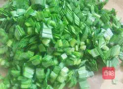 Illustration of how to make chive pancakes 3