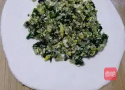 Illustration of how to make leek and egg thin-skin pancake 7