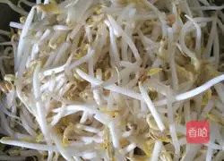 Lean eggs Illustration of how to make fried meat pancakes 1