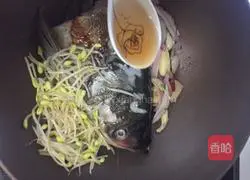 Illustration of how to make fish head stewed bean cakes 16