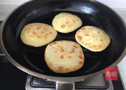 Illustration of how to make sesame and white sugar round cakes 12