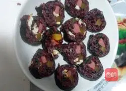 Illustration of how to make tomato, caviar and purple rice sushi 12