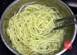 Illustration of how to make scallion oil and egg noodles 2
