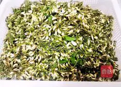 Illustration of how to make sophora flower egg yolk cake 1