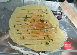 Illustration of how to make scallion cake 5