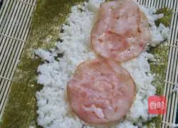 Illustration of how to make tuna corn sushi 6