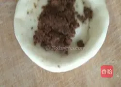 Illustration of how to make brown sugar sesame cakes 2