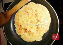 Illustration of how to make egg and carrot pancakes 3