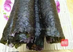 Illustration of how to make black rice and meat floss sushi 5