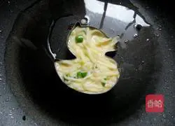 Illustration of how to make egg and potato pancakes 10
