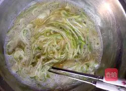 Illustration of how to make fragrant zucchini and egg pancakes 2