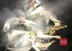 Illustration of how to cook fish stewed in iron pot with pancakes 4