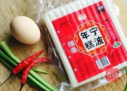 Illustration of how to make fried rice cake with eggs 1