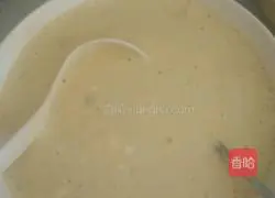Illustration of how to make banana egg pancake 3