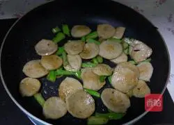  Illustration of how to make stir-fried meatloaf with vegetable roots 3