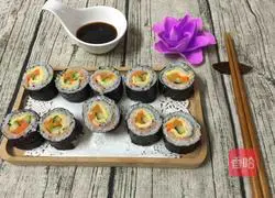 Illustration of how to make sushi seaweed rolls 15