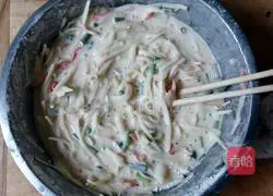 Illustration of making shredded potato bell pepper cake 2