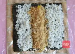 Illustration of how to flip Sakura sushi 8